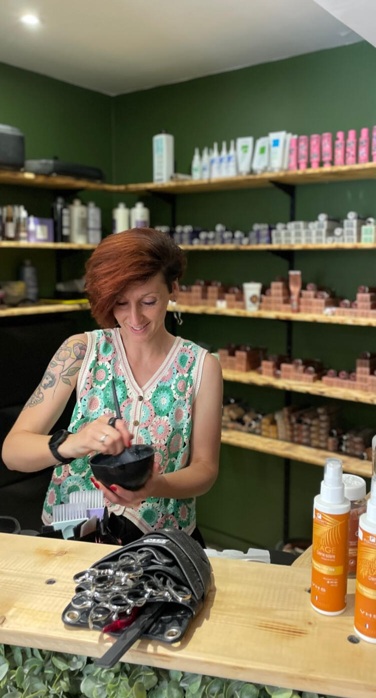 La P’tite Brune – Fondatrice Fondatrice du salon, coiffeuse à Saumur depuis plus de 15 ans. La P’tite Brune allie savoir-faire, créativité et accueil chaleureux. Sa priorité : révéler la beauté naturelle de chaque client(e), dans une ambiance conviviale.