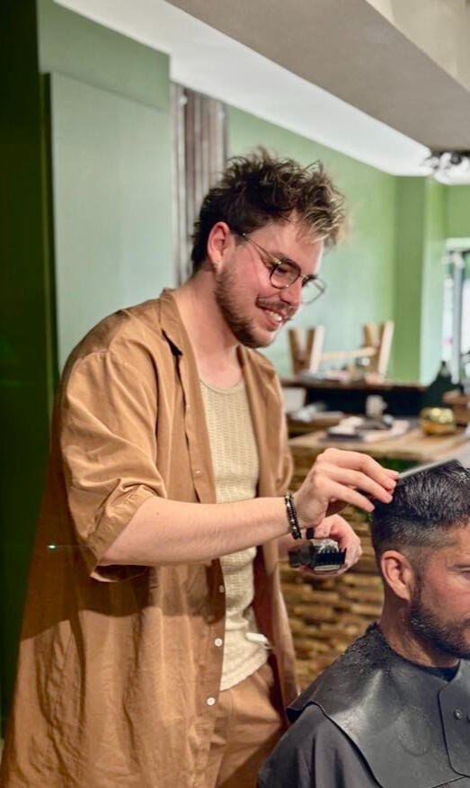 Kevin - coiffeur styliste et expert masculin, chez la p'tite brune - salon de coiffure saumur Expert des coupes homme, styles modernes. Kevin apporte sa technique, son œil pro et sa touche cool. Toujours à l’écoute, il vous conseille selon vos envies et la forme de votre visage.